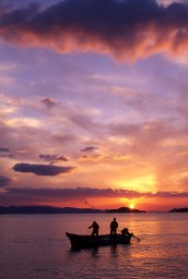 夕闇の釣り船